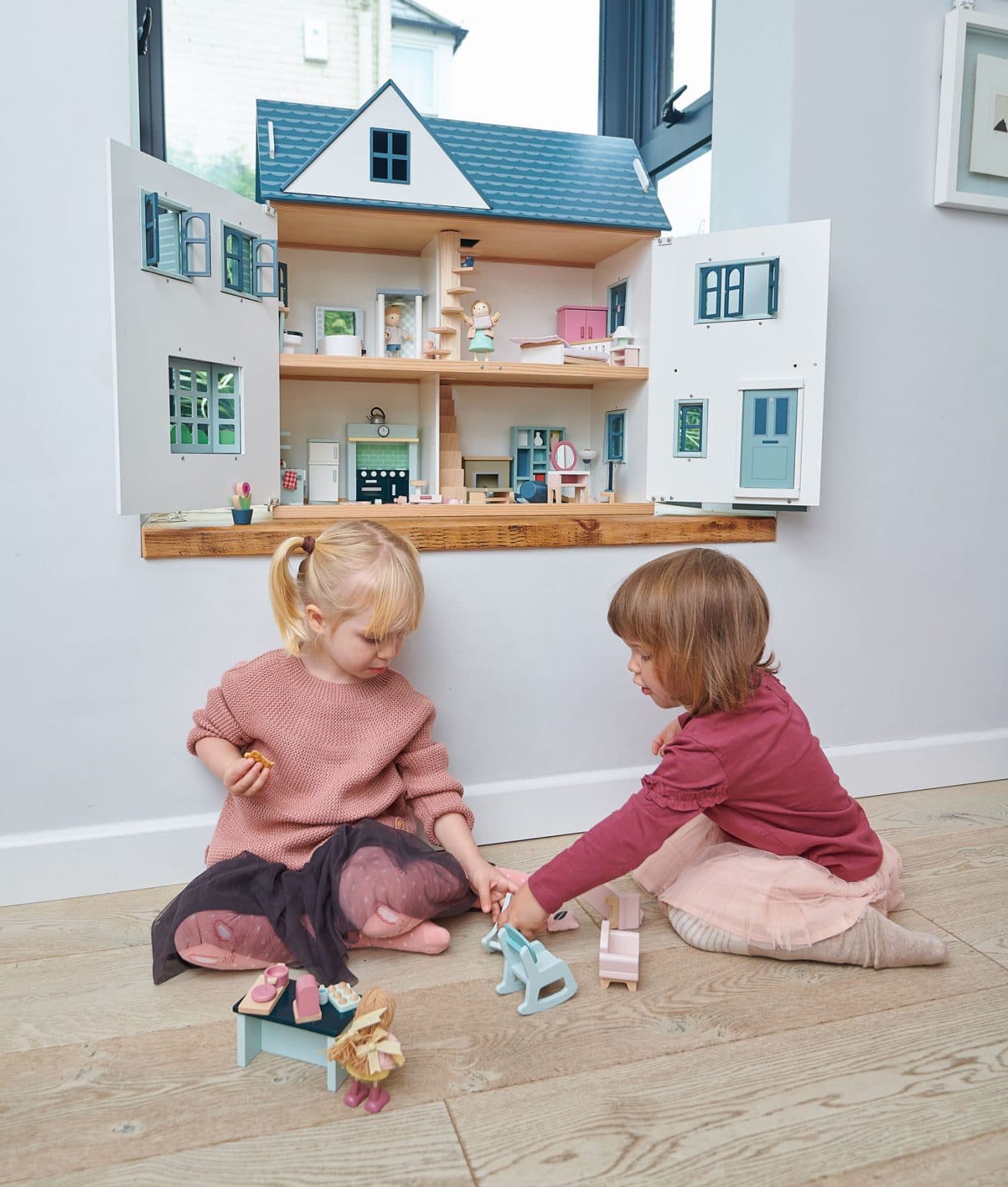 Dovetail House - Wooden Dolls House by Tender Leaf Toys by Tenderleaf Toys - Learning Bugs UK